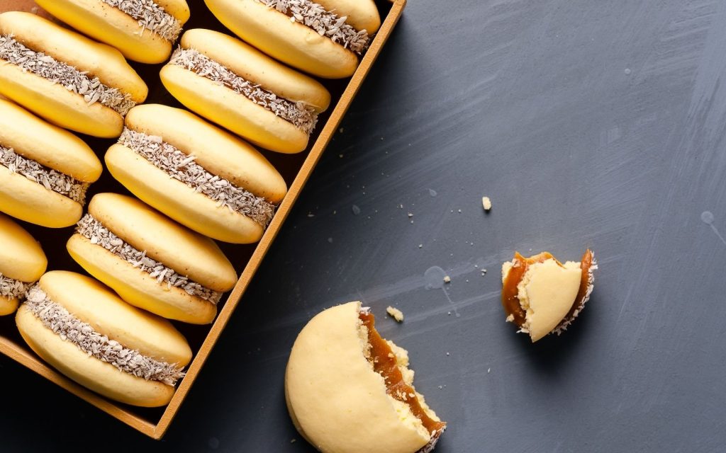 Farklı şekillerde ve dolgularda alfajores kurabiyeleri kutuda yer alıyor