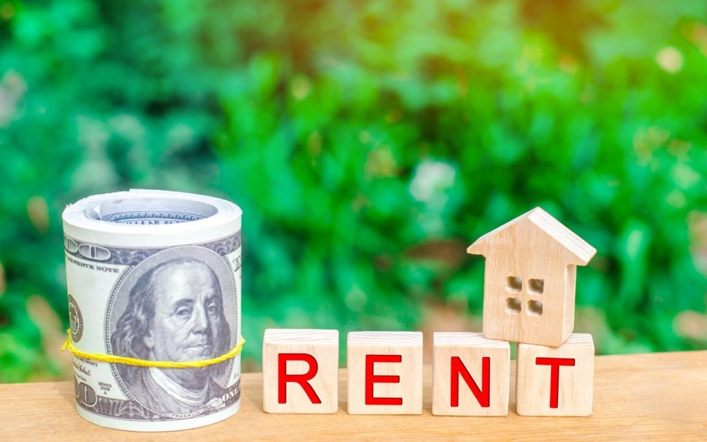 Kiralık ev için para ve küçük bir ev simgesi görseli