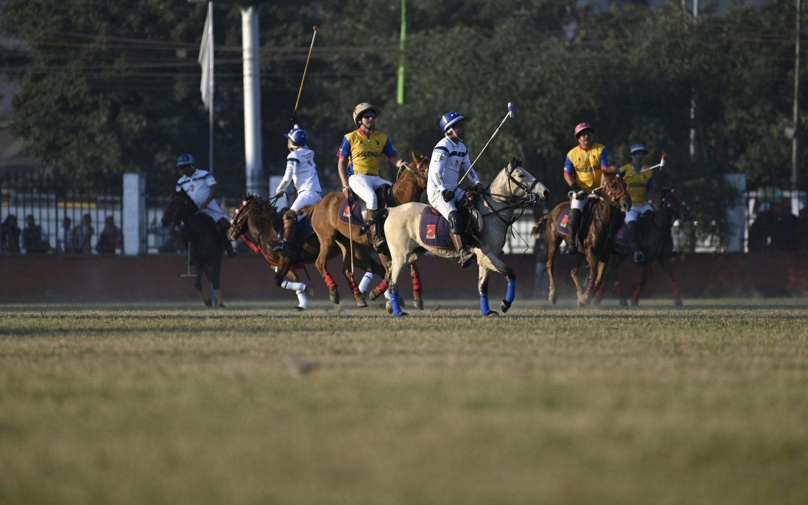 Polo maçında at üzerinde mücadele eden sporcular sahada yer alıyor