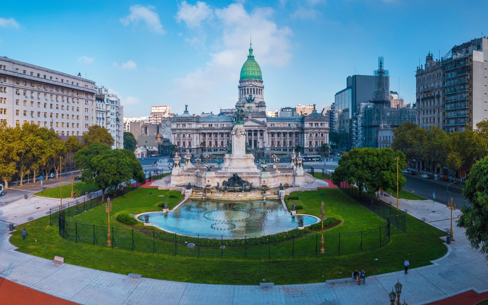 Buenos Aires'teki tarihi bir meydan ve yeşil alan görünümü