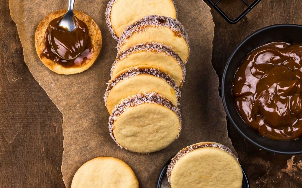 Dulce de leche ile kaplanmış kurabiyeler ve yanında kreması
