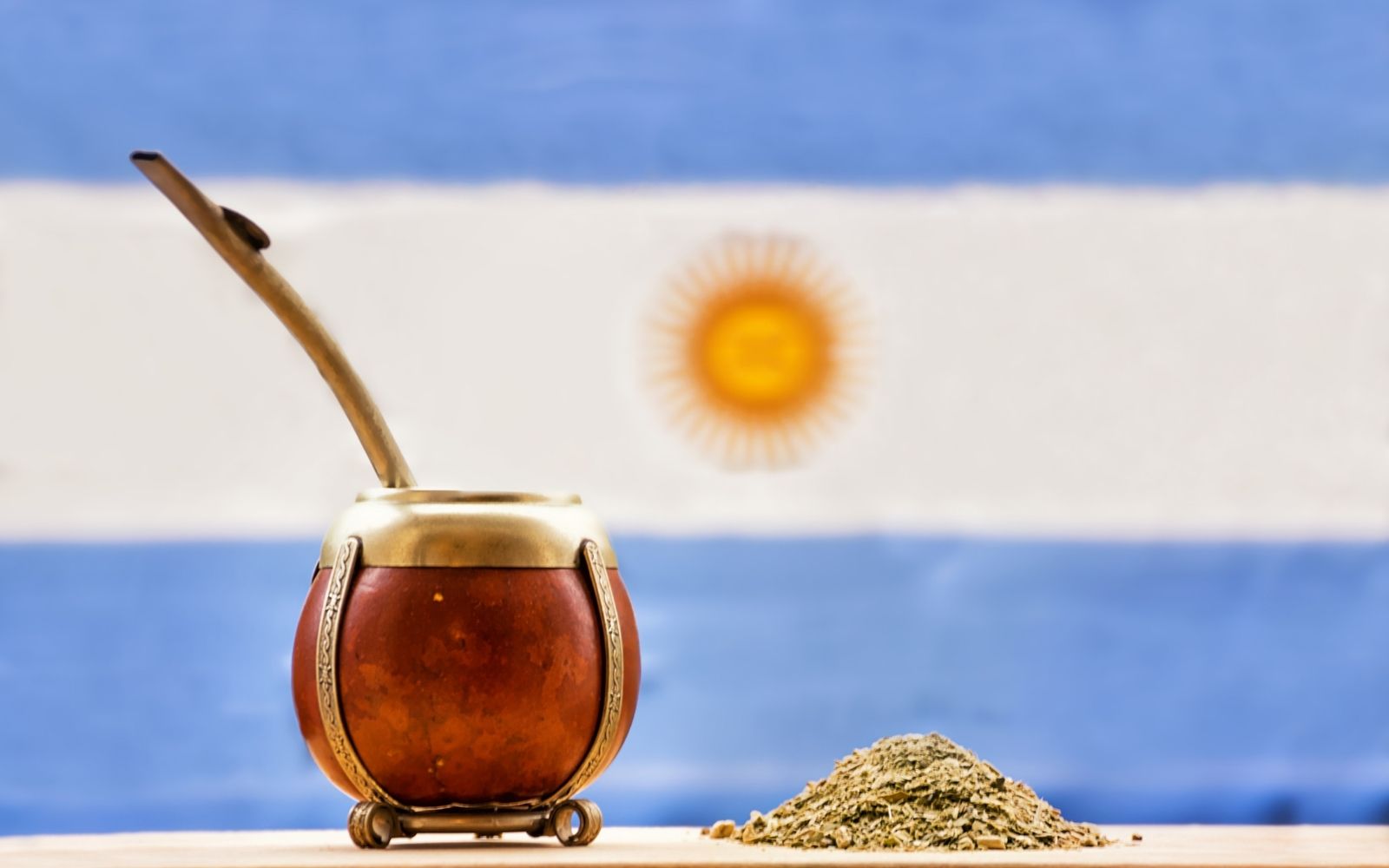 Mate kabı ve kuru mate yaprağı, Arjantin bayrağının önünde
