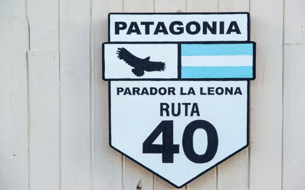 Patagonya'daki Ruta 40 yolunun ahşap tabelası